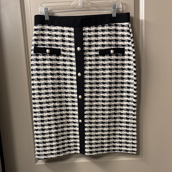 Chic Black and White Tweed Skirt - Picture 1 of 3